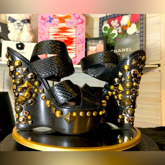 GUC💝Louis Vuitton studded sandals. - Picture 1 of 17